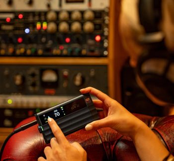 DAC amplificatore per cuffie portatile iFi iDSD Gryphon nero con touchscreen, tenuto in mano in studio audio