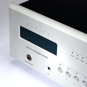 Bryston BR-20 stereo förförstärkare med silverfront, svart display, hörlursuttag och runda knappar