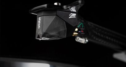 Detailní pohled na přenosku Pro-Ject Pick it 2M-Silver, černá hlava s bílými nápisy