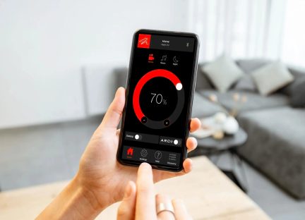 Smartphone, der viser MartinLogan ARC-appen til lydjustering på 70 % i en stue