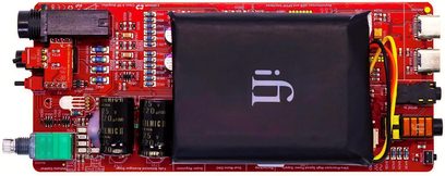 Bærbar lydkonverter iFi Audio iDSD Diablo 2 set ovenfra, rødt printplade med elektroniske komponenter