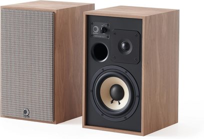 Diffusore da scaffale Elipson Heritage XLS 7 rovere chiaro, vista frontale, griglia in tessuto a motivi, altoparlante visibile, cassa rettangolare