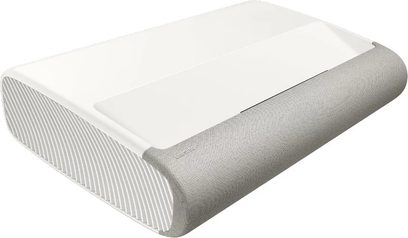 Samsung The Premiere SP-LPU7D projektor, set fra en vinkel, hvid overflade, grå stof front, rillede sider