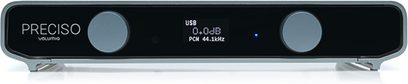 Convertor audio DAC Volumio Préciso din metal gri argintiu, vedere din față, fațadă neagră lucioasă cu două butoane rotunde gri, ecran central cu afișaj alb și indicator LED albastru în dreapta