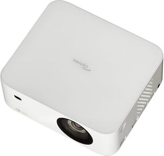 Optoma ML1080 hvid plastikvideoprojektor, trekvartsvisning ovenfra, frontlinse, sideventilationsgitter