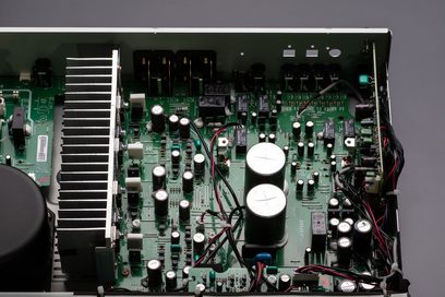 Marantz PM6007 svart hi-fi stereoanlegg, interiørvisning av elektroniske komponenter, grønne kretskort, kondensatorer, ledninger og kabler