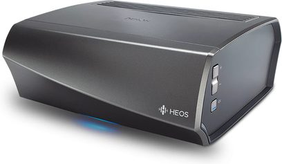 Denon HEOS Amp HS2 sort hi-fi stereforstærker, perspektivisk forfra, rektangulær form, sort front med logo og USB-porte