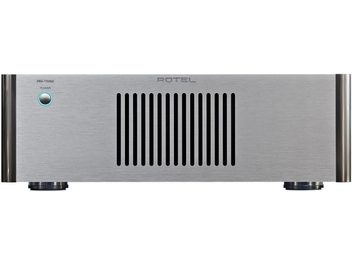 Rotel RB1582 MKII Leistungsverstärker in Silber, Frontansicht, schwarzes Gitter mit vertikalen Schlitzen, blauer Knopf und blaue Anzeige