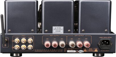 Zadný pohľad na integrovaný stereo elektrónkový zosilňovač Cayin MT50 Plus KT88 čierny, čierne kovové telo s tromi hornými štvorcovými krytmi, šesť pozlátených RCA vstupov, šesť dvojfarebných reproduktorových terminálov, bočná bezdrôtová anténa a sieťová IEC zásuvka