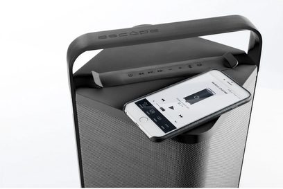 Přenosný Bluetooth reproduktor Escape P6 BT v černé barvě, pohled shora, vysunutá rukojeť, smartphone položený na vrchní části, černý povrch