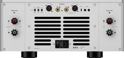 Matrix Audio MA‑1 Endverstärker aus hellgrauem Aluminium, komplette Rückansicht, breite zentrale schwarze Lüftungsschlitze, seitliche rot und schwarz markierte Lautsprecheranschlüsse, vergoldete XLR- und Cinch-Eingänge, untere IEC-Netzbuchse