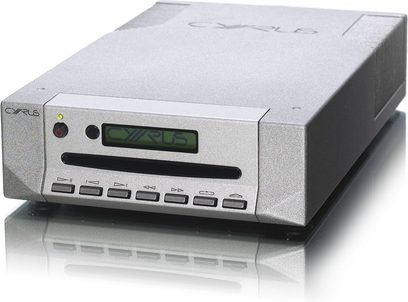 Cyrus CD8 SE2 sølvfarvet CD-afspiller, frontvisning, grønt display, knapper og CD-sprække på sølvfarvet frontpanel