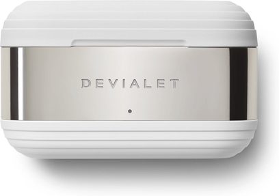 Bezdrátová sluchátka Devialet Gemini II iconic bílá, pohled zepředu, bílý nabíjecí pouzdro obdélníkového tvaru se stříbrným logem