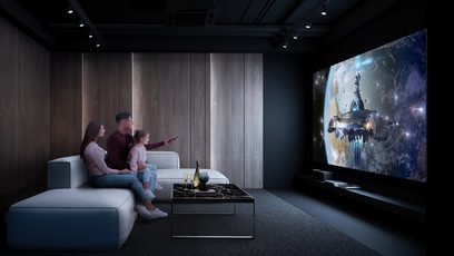 TCL 75C731 2022-fjernsyn, der viser en rumstation, i en moderne stue med hvid sofa og mørke trævægge