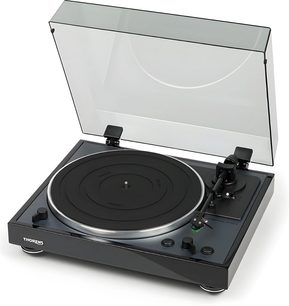 Gramofon Thorens TD 102 A v lesklé černé barvě, pohled shora pod úhlem 45°, průhledný protiprachový kryt otevřený