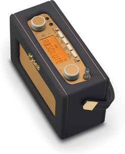 Roberts Revival Uno BT bordradio i sort kunstlæder med gylden metalgitter og gyldent kontrolpanel med to store runde knapper, orange LCD-skærm og flere hvide knapper, set fra en øvre trekvartsvinkel