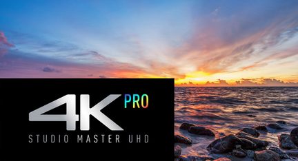 Pôr-do-sol alaranjado sobre um mar calmo com rochedos em primeiro plano e o logotipo "4K Pro Studio Master UHD"