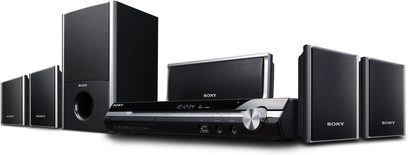 Sony DAV-DZ260 hjemmebiograf-system bestående af 5 sorte højttalere, en sort subwoofer og en sort forstærker, set forfra på hvid baggrund