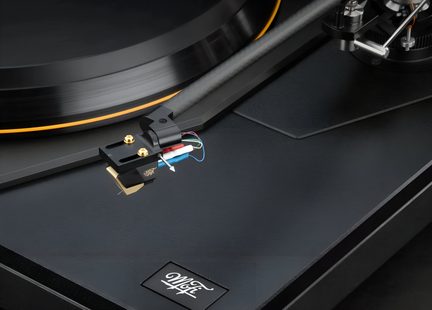 Platine vinyle MoFi noire, gros plan sur bras de lecture et cellule devant plateau en rotation