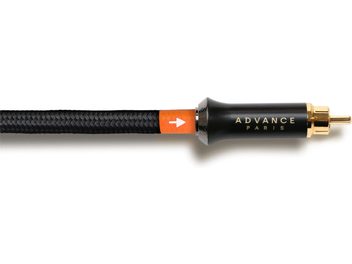 Cavo coassiale digitale Advance Paris LINK Coaxial 2m nero con guaina intrecciata in nylon, vista laterale ravvicinata che mostra il connettore RCA maschio placcato oro, corpo nero opaco con scritte dorate e anello direzionale arancione con freccia bianca