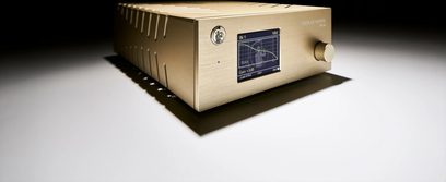 Preamplificator phono Gold Note PH-10 auriu, vedere frontală în perspectivă, afișaj albastru, butoane aurii, carcasă aurie periată
