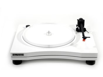 Vit skivspelare New Horizon 202, vit finish. Svart tonarm med pickup. Röd knapp på sidan