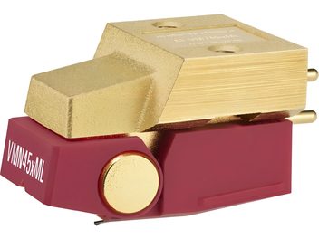 Wkładka hi-fi Audio Technica AT-VM745xML widziana z lewego przedniego trzech czwartych, górna część metalowa w złotym, teksturowanym wykończeniu, matowa czerwona plastikowa podstawa z bocznym dyskiem i pozłacanymi pinami połączeniowymi