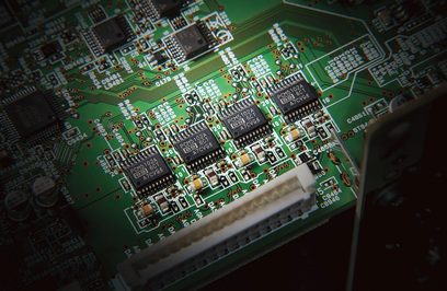 Circuit imprimé vert avec composants électroniques, puces et connecteurs, vue rapprochée en angle