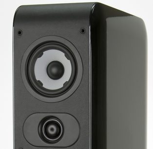 Sloupová reprosoustava Boston Acoustics M350 v černé barvě, detailní pohled zepředu, viditelné woofery a tweeter