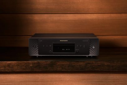 Lecteur CD Marantz CD60 noir, vue de face, posé sur une surface en bois, affichage numérique bleu, façade noire mate