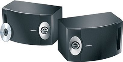 Bose 201 sorte bogreolhøjttalere, set forfra og tre fjerdedele bagfra, trapezformet design, synlige højttalerenheder