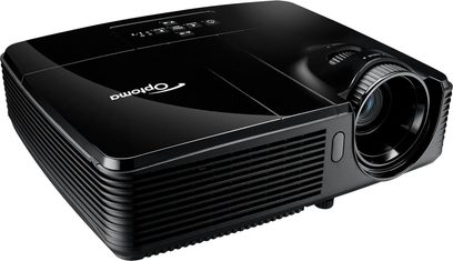 Optoma FX5200 sort videoprojektor, set forfra i let nedadgående vinkel, linse til højre, ventilationsriste øverst