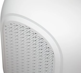 Bílý subwoofer Bluesound PULSE SUB SW200, detail perforované boční mřížky