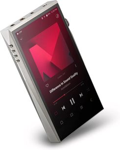 Lettore portatile audiophilo Astell&Kern SP3000T, vista in prospettiva, schermo acceso con interfaccia di riproduzione musicale, custodia argentata, angolo in alto a sinistra con 3 prese jack, pulsante zigrinato sul lato destro