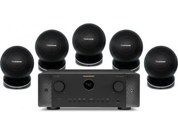 Комплект домашнього кінотеатру Marantz із чорним AV-підсилювачем і п’ятьма чорними сателітними колонками Cabasse, вигляд спереду