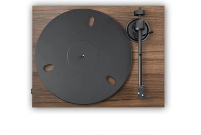 Pro-Ject E1.2 pähkliviimistlusega vinüülplaadimängija, pealtvaade, must taldrik ja toonarm paremal