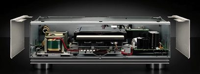 Denon DCD-2010 CD-lejátszó nyitott állapotban, elölnézeti belső kép az elektronikus és mechanikus alkatrészekkel