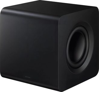 Černý subwoofer Samsung v tříčtvrtečním pohledu s kruhovým bassreflexovým otvorem na boční straně čela