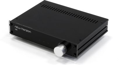New Horizon ALE sort strømforsyning, set forfra, rektangulært metalhus med ventilationsriste og sølvfarvet drejeknap