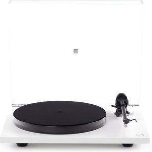 Hi-fi-levysoitin Rega Planar 1 Plus mattavalkoinen suorakulmaisella alustalla, musta pyöreä levy, musta äänivarsi, läpinäkyvä suojakansi