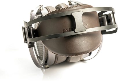 Cuffie hi-fi aperte STAX SR-X9000 in pelle marrone, archetto e padiglioni in metallo argentato, vista di tre quarti frontale