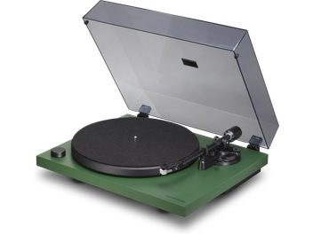 Pick-up Cambridge Audio Spira verde, platan și braț negre, capac transparent deschis, vedere din trei sferturi
