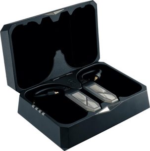 Trådløs iFi Audio Go Pod Max i sort mat plast med sølvfarvede metaldele, vist i trekvarts øverste perspektiv i sin åbne opladningsboks, der viser to rektangulære moduler med gyldne forbindere