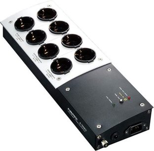Furutech e-TP80E multiprise med 8 sorte schuko-stik på grå metalkabinettet, set lidt fra oven i perspektiv