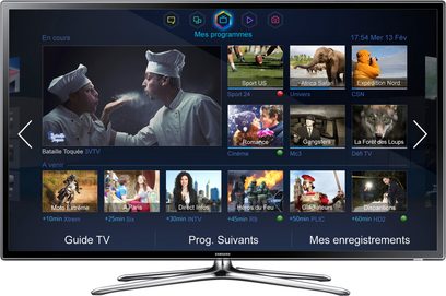 Samsung UE55F6320-fjernsyn, der viser en menu med programthumbnails, to kokke på skærmen, slankt sølvfarvet stel