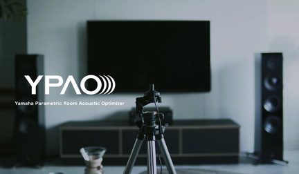 Yamaha YPAO akusztikus kalibráló rendszer állványos mikrofonnal televízió és házimozi hangszórók előtt