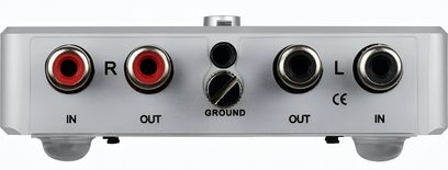 Preamplificatore fonografico ClearAudio Nano Phono V2 argento, vista frontale, con due ingressi e uscite RCA e un terminale di messa a terra