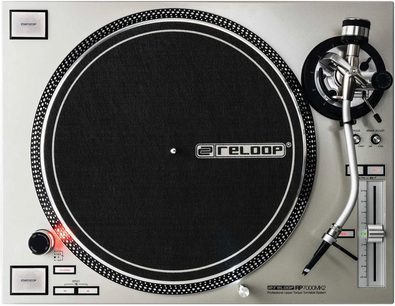 Toca-discos Reloop RP 7000 MK2 prata, vista frontal, prato preto fosco, braço de leitura prateado, ajustes e botões no chassi