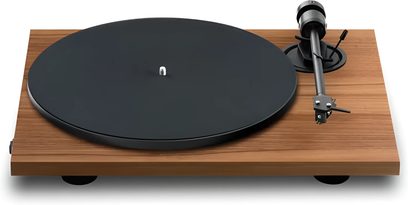 Pro-Ject E1.2 pähkliviimistlusega vinüülplaadimängija, pealtvaade, must plaat ja toonarm pähkliviimistlusega alusel