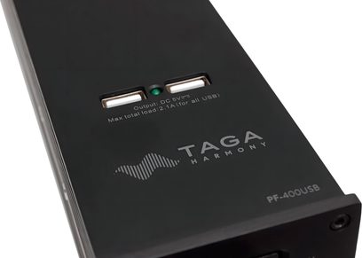Černá prodlužovací zásuvka Taga Harmony PF-400USB, detailní pohled shora, 2 USB porty, zelená LED kontrolka svítí, výstup DC 5V